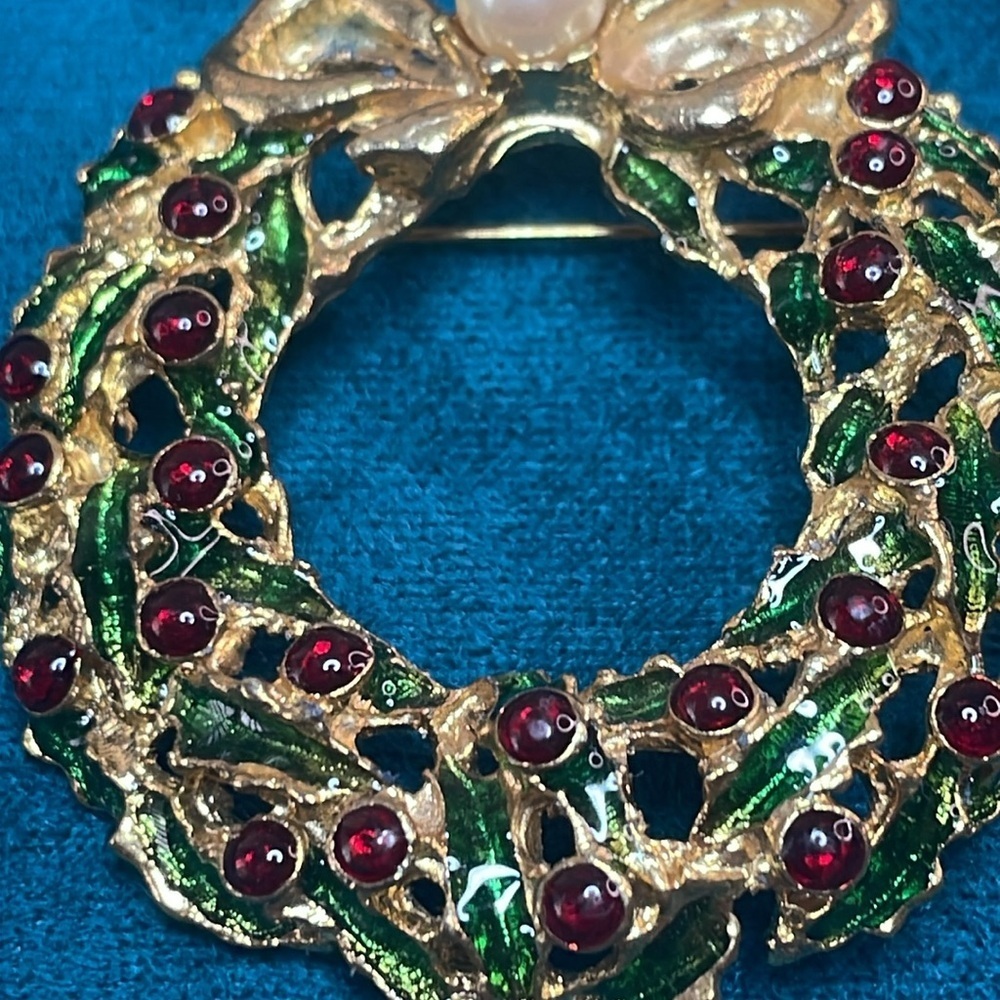 Vintage Christmas Wreath Brooch - Picture 3 of 5